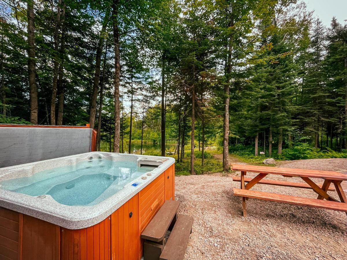 Les Chalets Tourisma - Chalet Dans Les Bois Avec Lac Prive - Le Colibri Saint-Raymond Εξωτερικό φωτογραφία